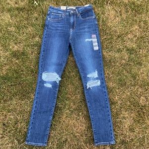 Levi 721 High Rise Skinny Jean Distressed NWT size 27